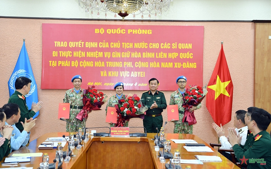 /UploadStore/admin/240408 Trao QD cua CTN cho si quan GGHB/02.jpg